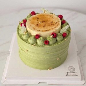 Matcha Brûlée Cake with caramelized brûlée centerpiece, matcha cream, and gold accents by The Cake Alchemy